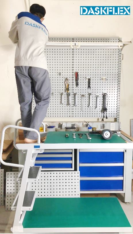 xe thang di động khi sửa chữa