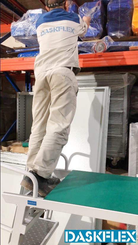 xe thang di động hỗ trợ lấy h&agrave;ng