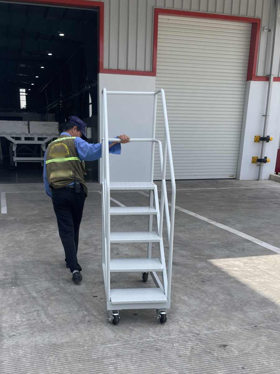 xe thang di động công nghiệp Daskflex giao cho khách hàng